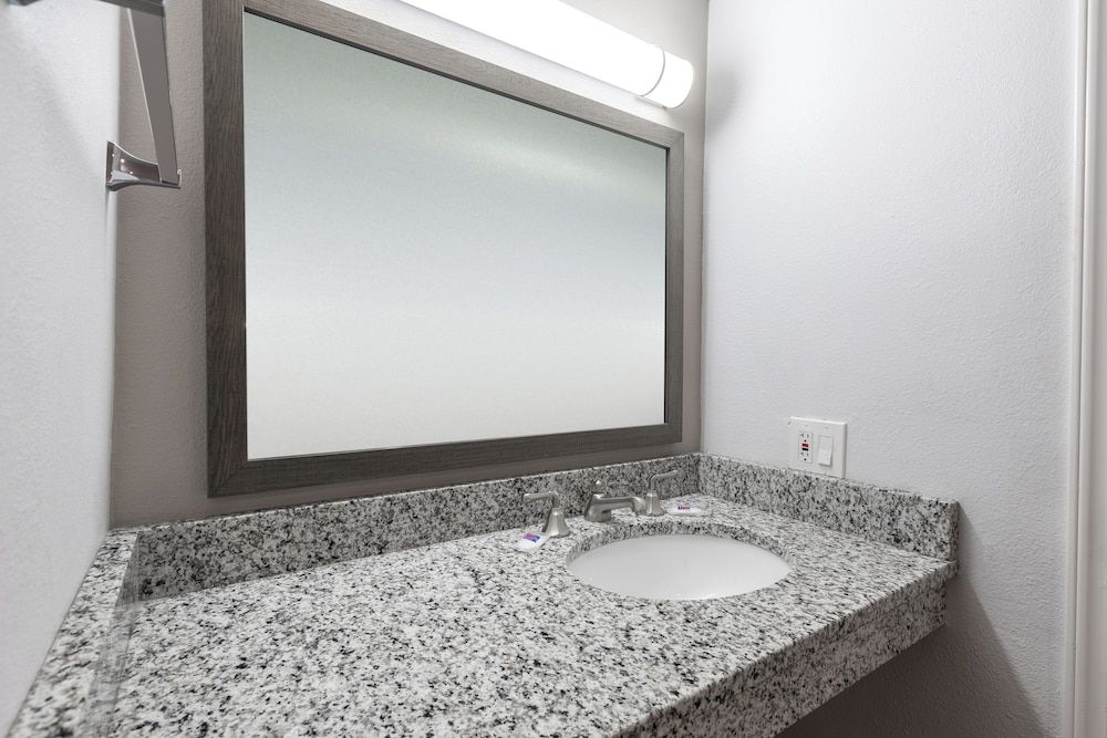 Motel 6 Hickory, NC Standard Room, 1 King Bed, Smoking, Refrigerator & Microwave 7