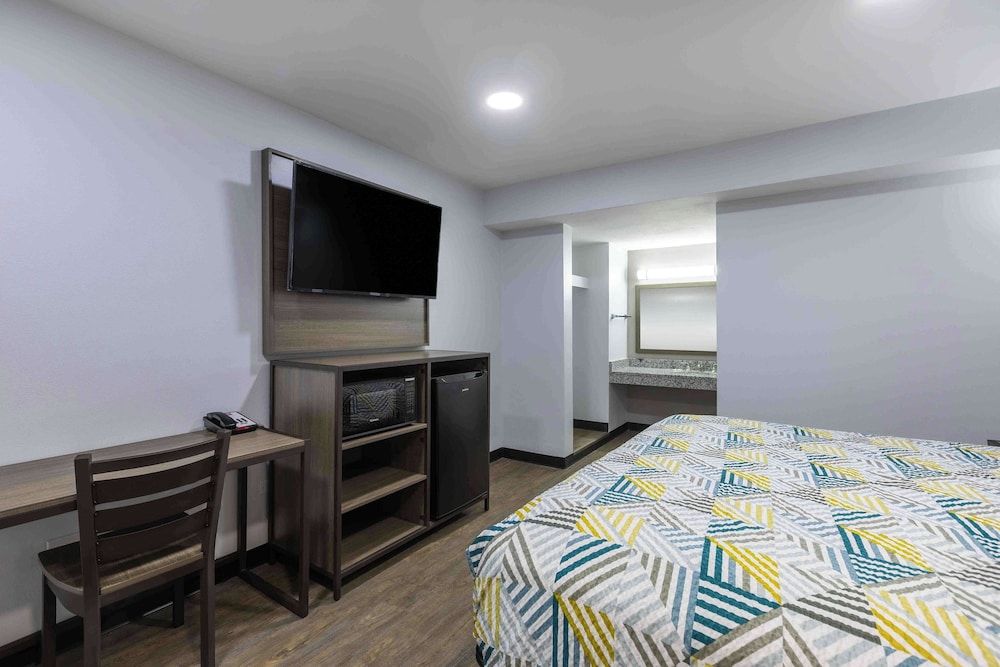 Motel 6 Hickory, NC Standard Room, 1 King Bed, Smoking, Refrigerator & Microwave 3