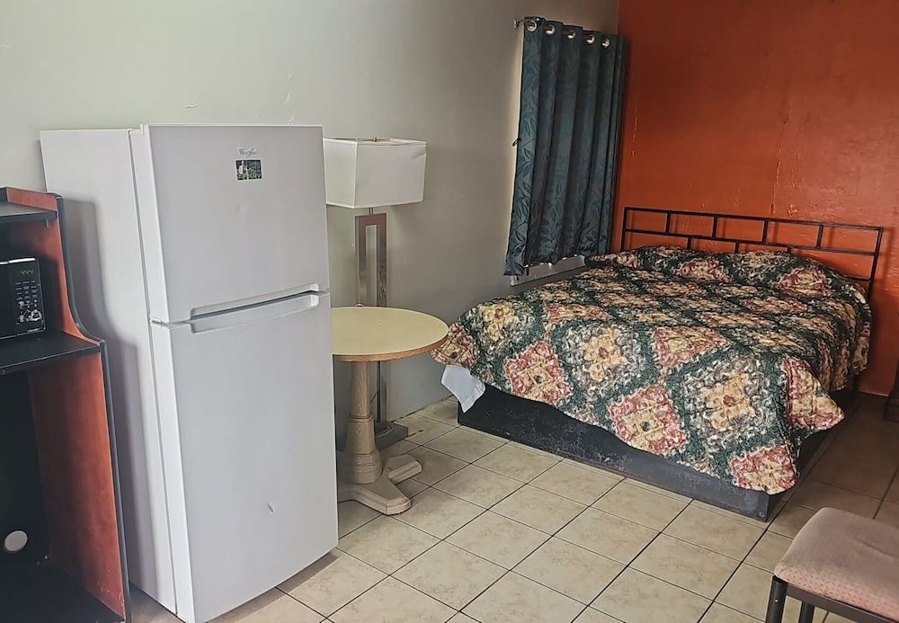 Room, 1 King Bed, Non Smoking, Kitchenette