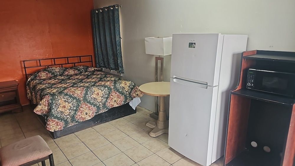 Room, 1 King Bed, Non Smoking, Kitchenette