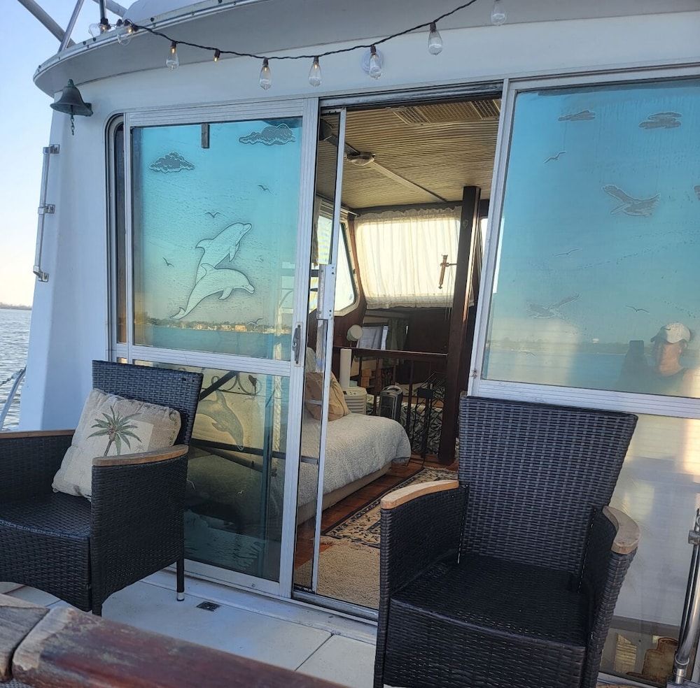 Yacht Time Cabin, Balcony, Bay View 6