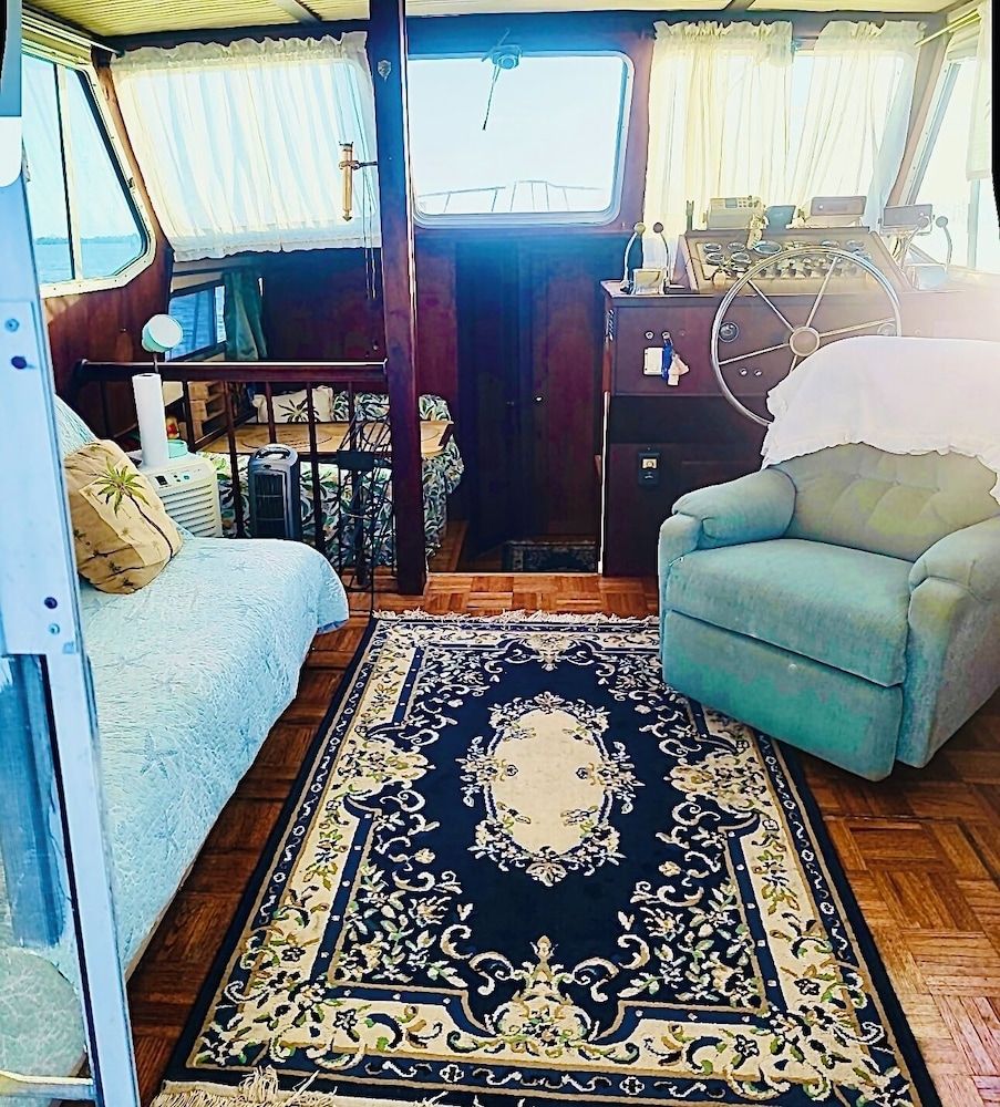 Yacht Time Cabin, Balcony, Bay View 5