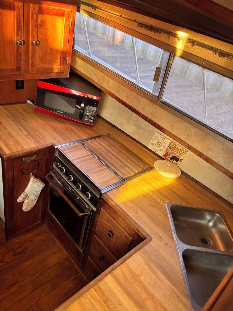 Yacht Time Cabin, Balcony, Bay View 3