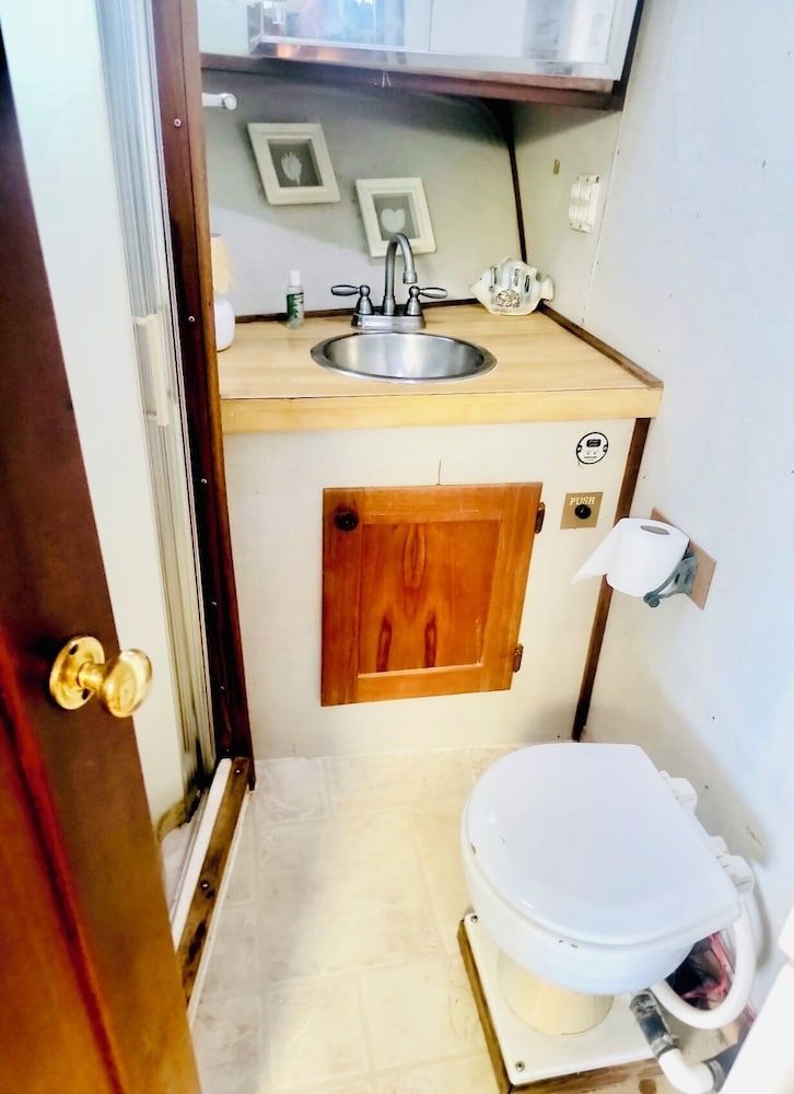 Yacht Time Cabin, Balcony, Bay View 7