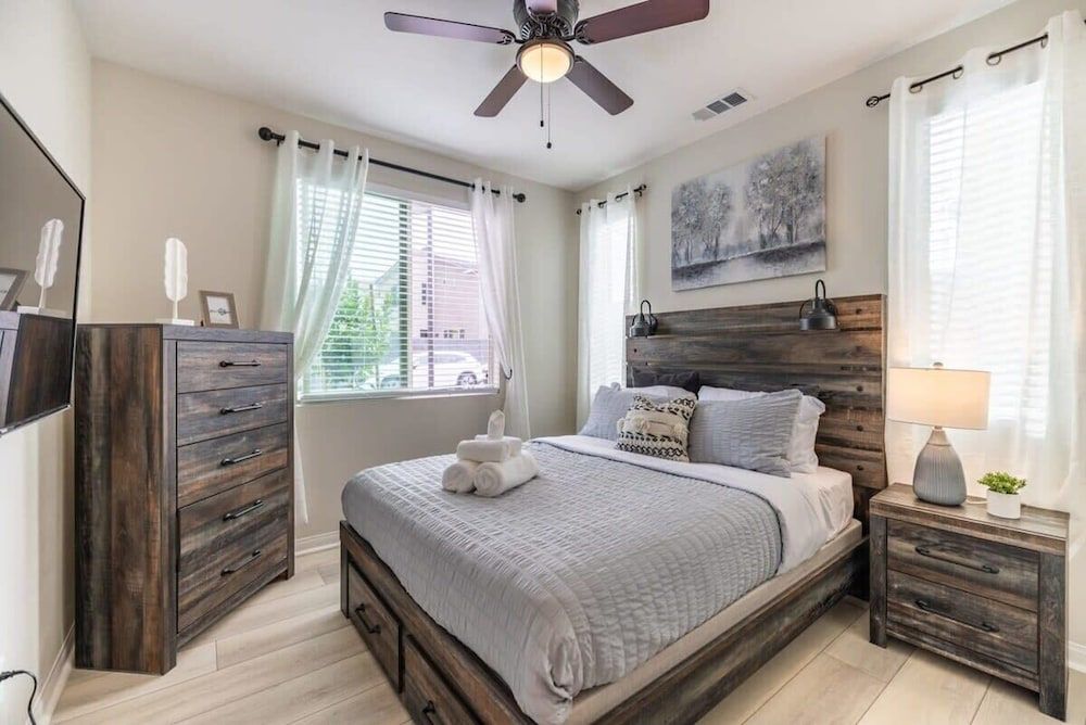 @marbella Lane -amazing 5BR Home in Rancho Mission House (5 Bedrooms) 6