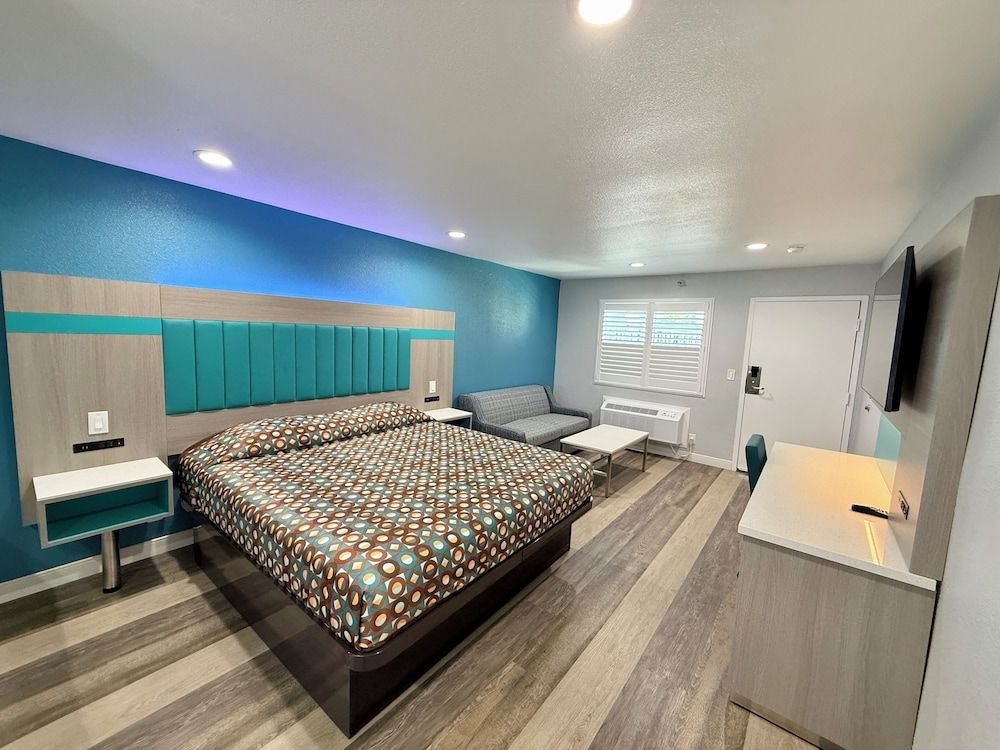 Royale Inn Motel Superior Room, 1 King Bed with Sofa bed 3