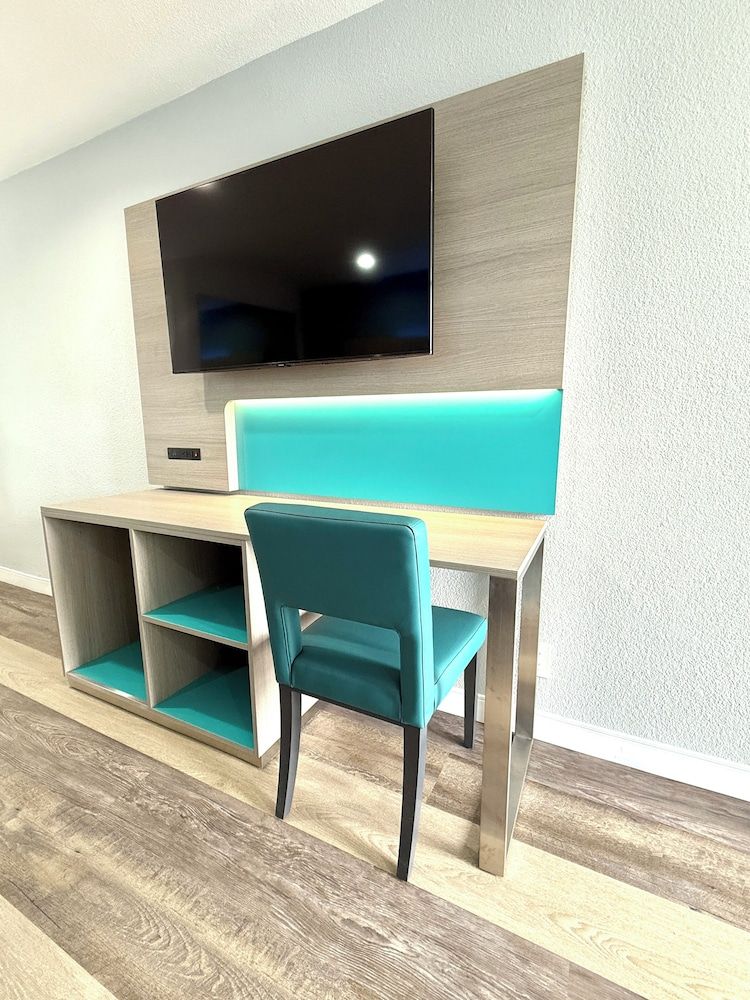 Royale Inn Motel Standard Room, 2 Queen Beds 4