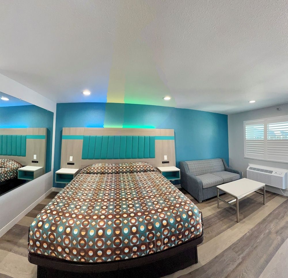 Royale Inn Motel Superior Room, 1 King Bed with Sofa bed 6