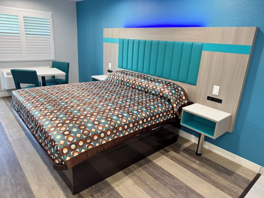 Royale Inn Motel Romantic Room, 1 King Bed, Jetted Tub 6