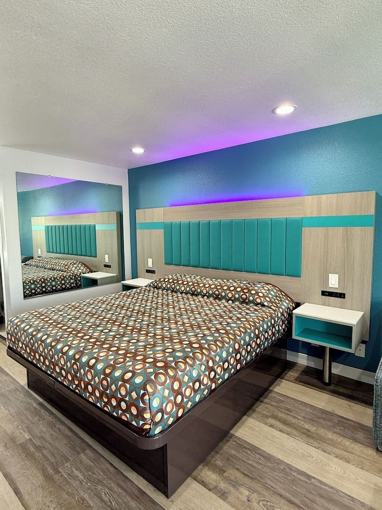 Royale Inn Motel Superior Room, 1 King Bed with Sofa bed 4