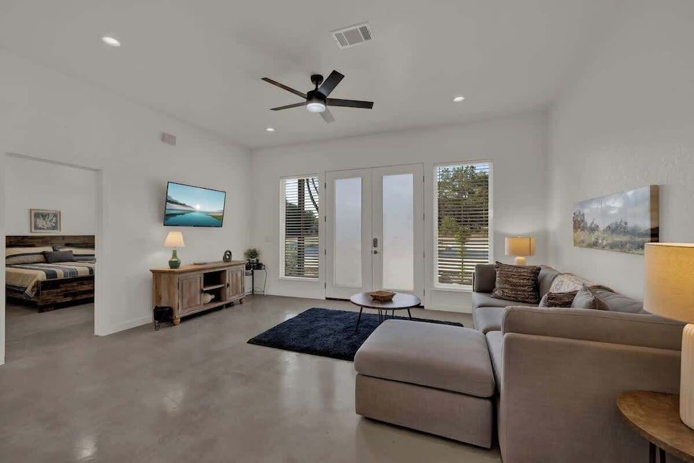 Serene Getaway Nestled in the Tx Hill Country! House, Multiple Beds, Patio (407 Lamplight Rd.) 19