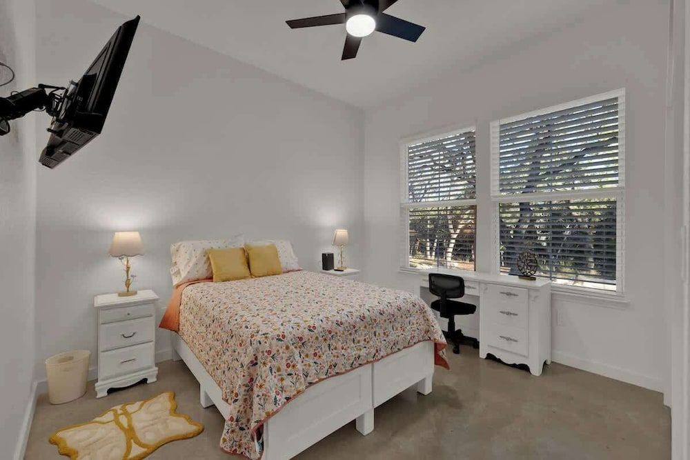 Serene Getaway Nestled in the Tx Hill Country! House, Multiple Beds, Patio (407 Lamplight Rd.) 5