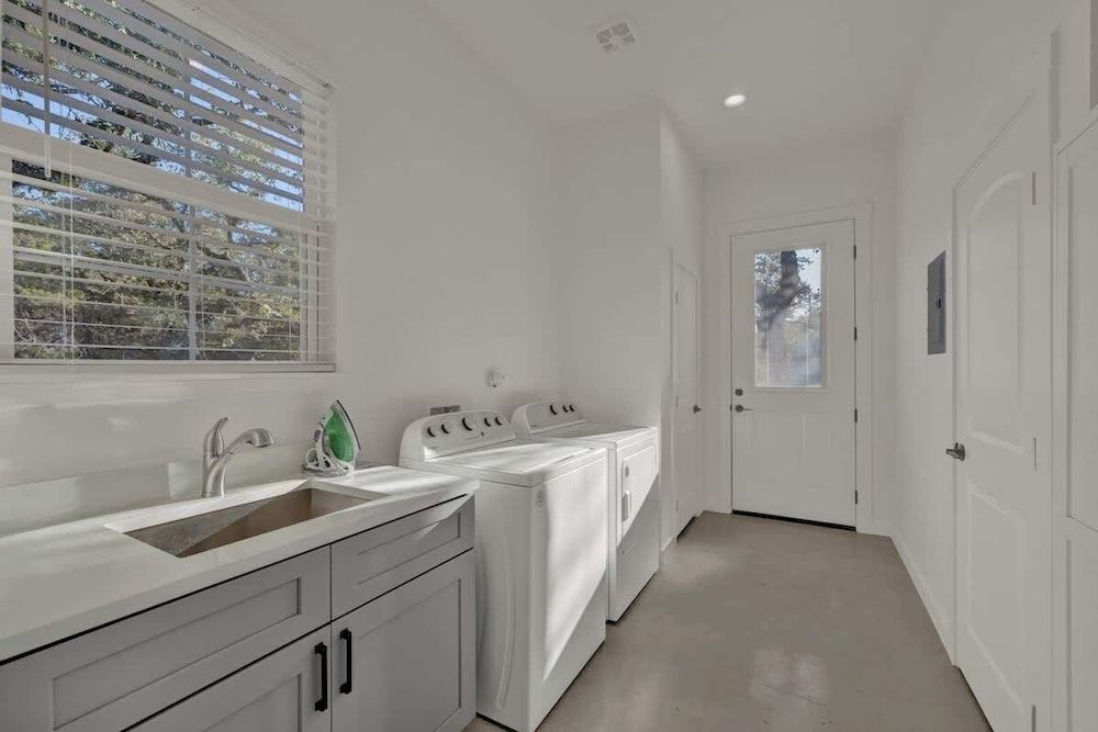 Serene Getaway Nestled in the Tx Hill Country! House, Multiple Beds, Patio (407 Lamplight Rd.) 22