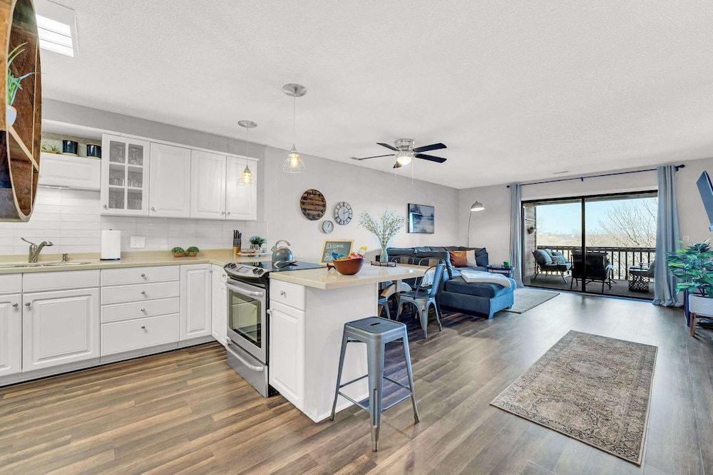 Condo, Multiple Beds, Balcony, Mountain View (Bright Stylish Condo w/ Balcony)