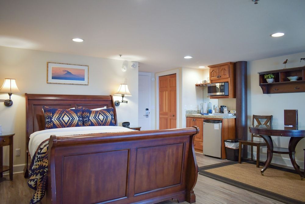 Lakeshore Lodges Luxury Studio Suite, Patio, Ocean View (615)