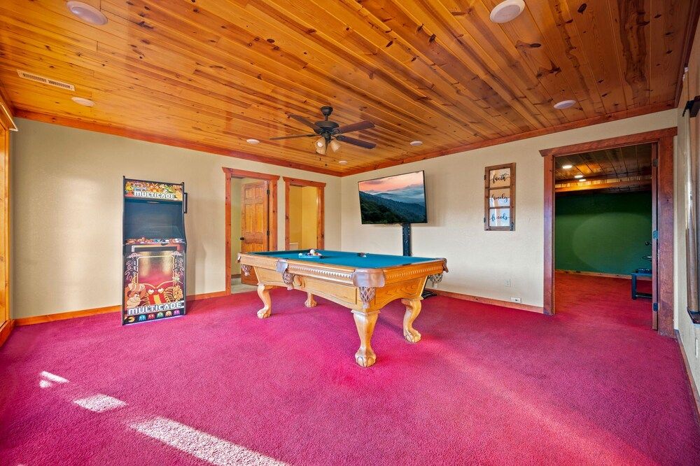 Exquisite Getaway w Indoor Pool Theater Apartment 41