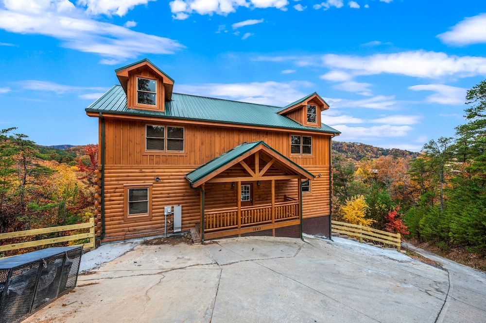 Exquisite Getaway w Indoor Pool Theater Apartment 48