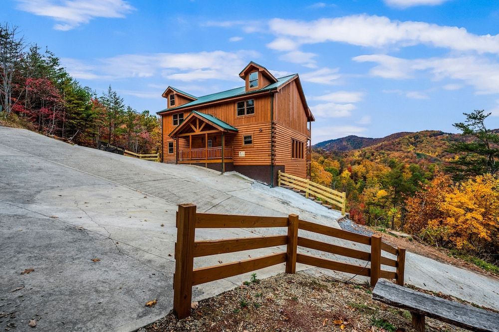 Exquisite Getaway w Indoor Pool Theater Apartment 51