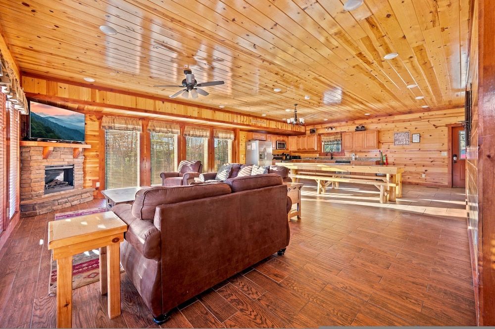 Exquisite Getaway w Indoor Pool Theater Apartment 17