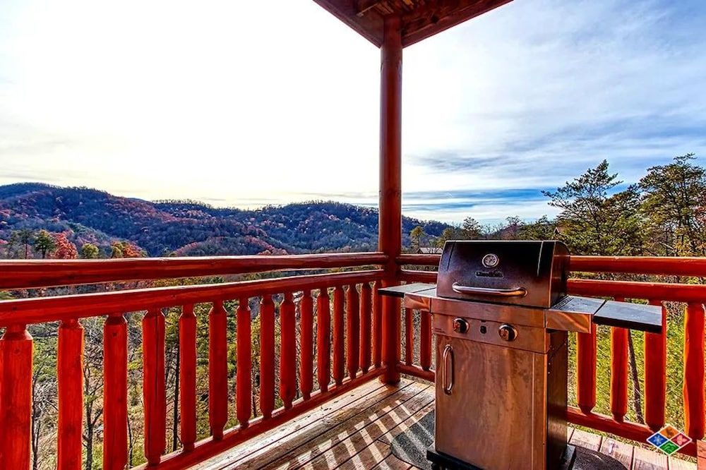 Exquisite Getaway w Indoor Pool Theater Apartment 8