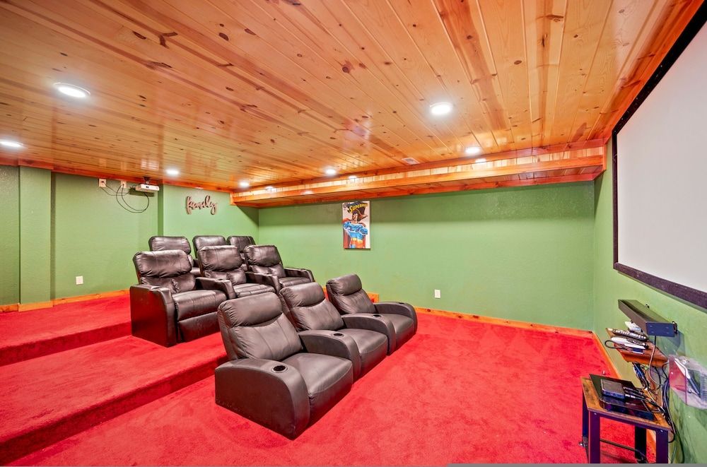 Exquisite Getaway w Indoor Pool Theater Apartment 44