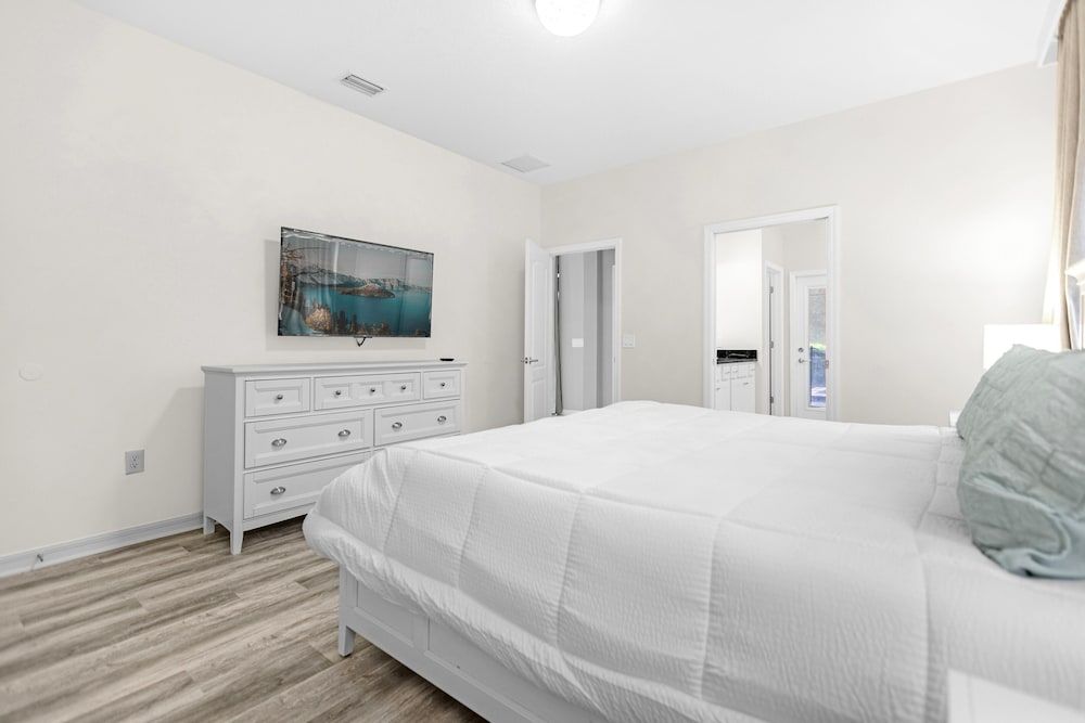 House, Multiple Beds (8881 QL Serenity Haven Luxurious Disn)