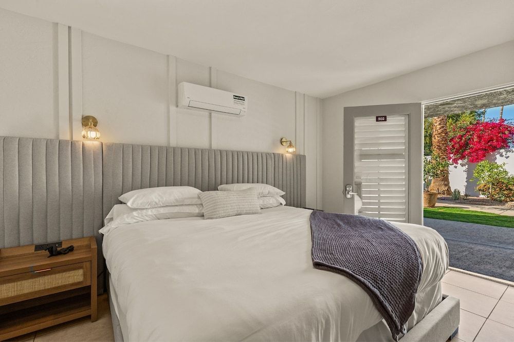 Deluxe Room, 1 King Bed, Private Bathroom, Garden View