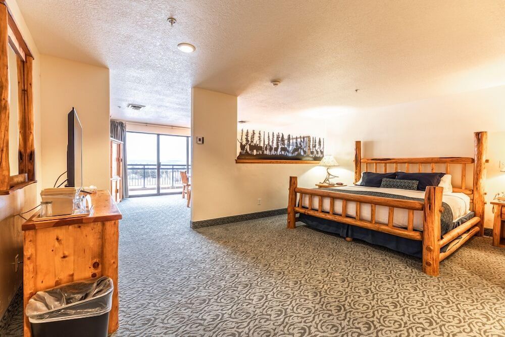 Bartons Club 93 Comfort Suite, 1 King Bed, Non Smoking, Balcony