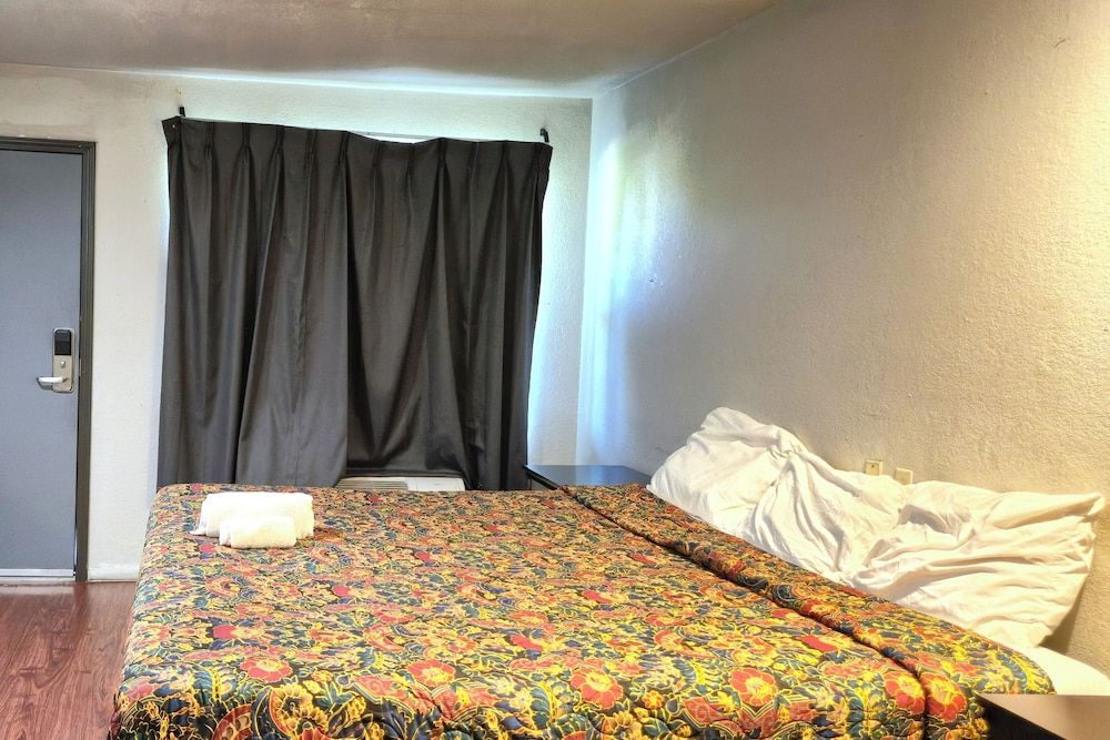 Deluxe Inn Motel By Oyo Grand Prairie Interstate 30 Room, 1 King Bed, Non Smoking 4