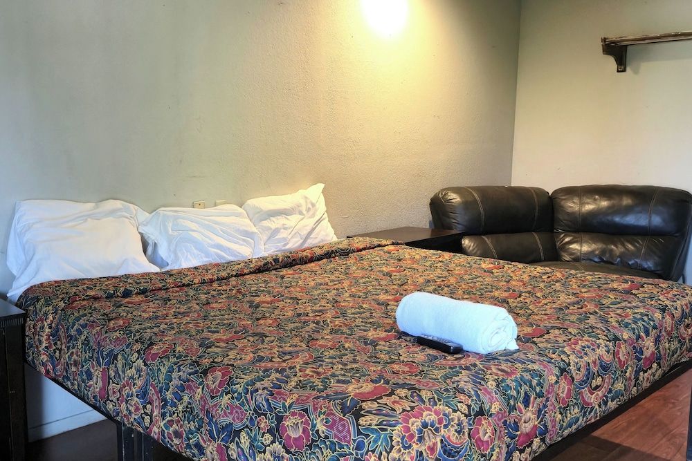 Deluxe Inn Motel By Oyo Grand Prairie Interstate 30 Room, 1 King Bed, Non Smoking 3
