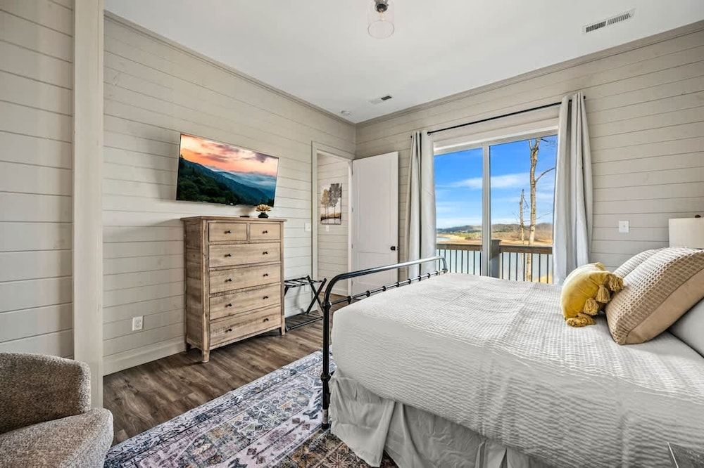 NEW Lake Cabin Sleeps 14 Indoor Pool Hot Tub Suite 35