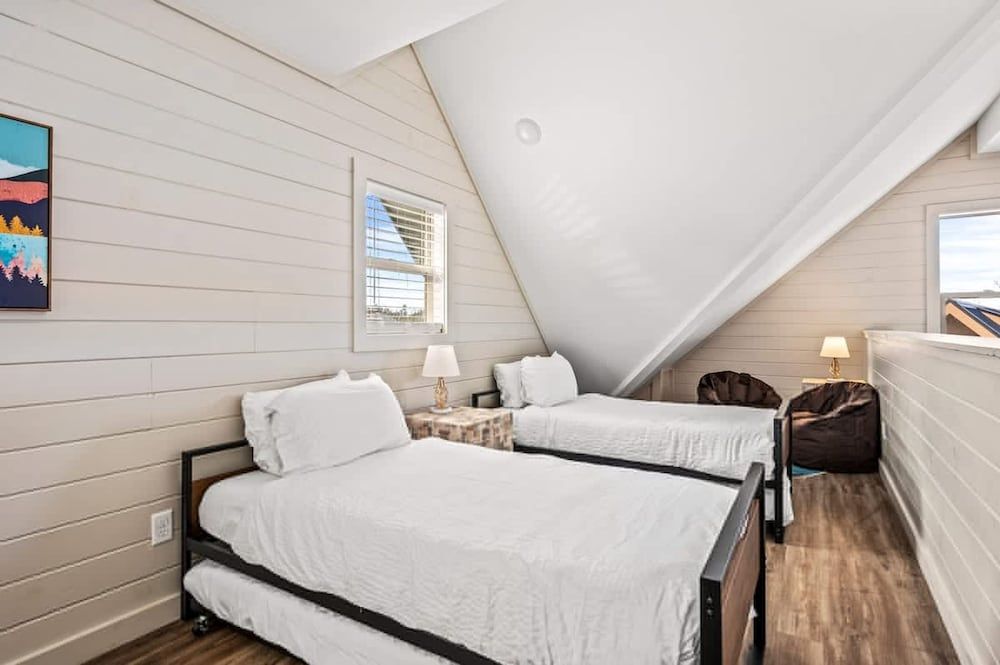 NEW Lake Cabin Sleeps 14 Indoor Pool Hot Tub Suite 20