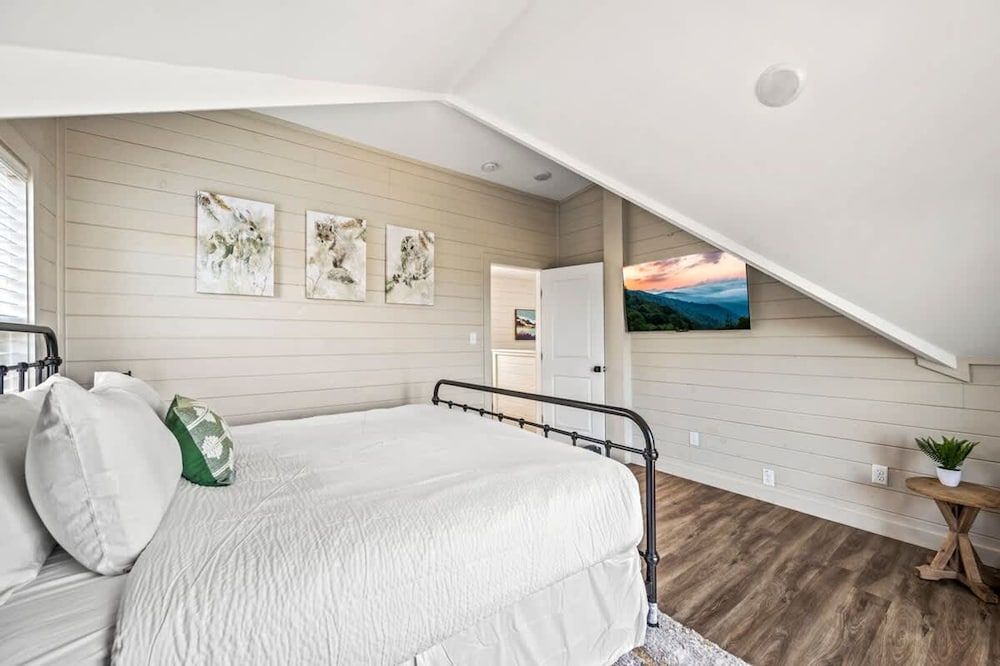 NEW Lake Cabin Sleeps 14 Indoor Pool Hot Tub Suite 24