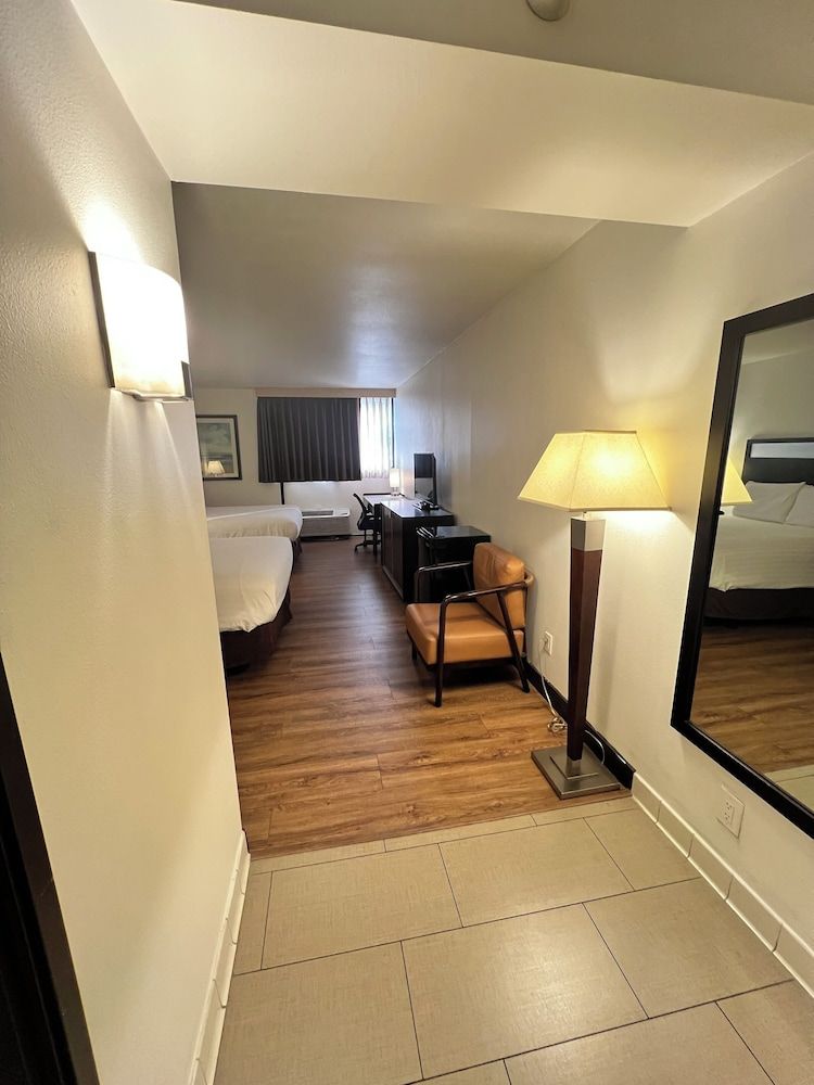 Alhambra Hotel Basic Room 6