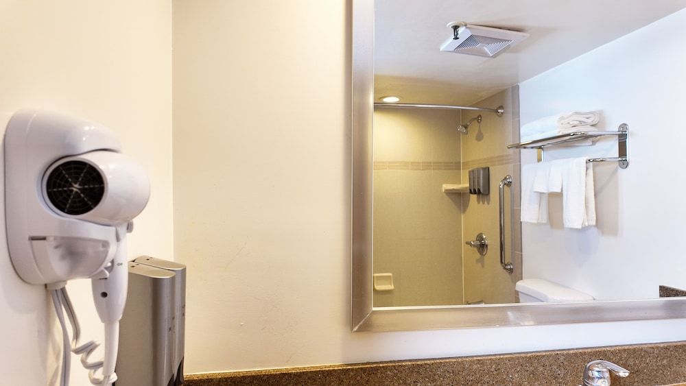 Alhambra Hotel Basic Room 11