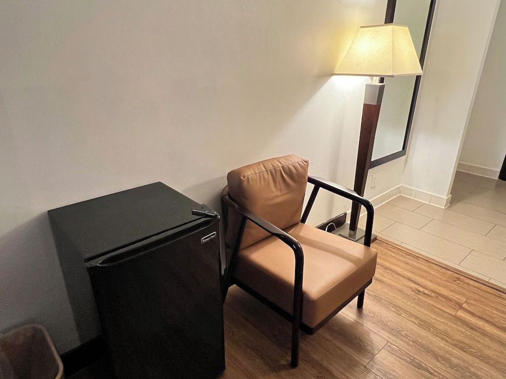 Alhambra Hotel Basic Room 8