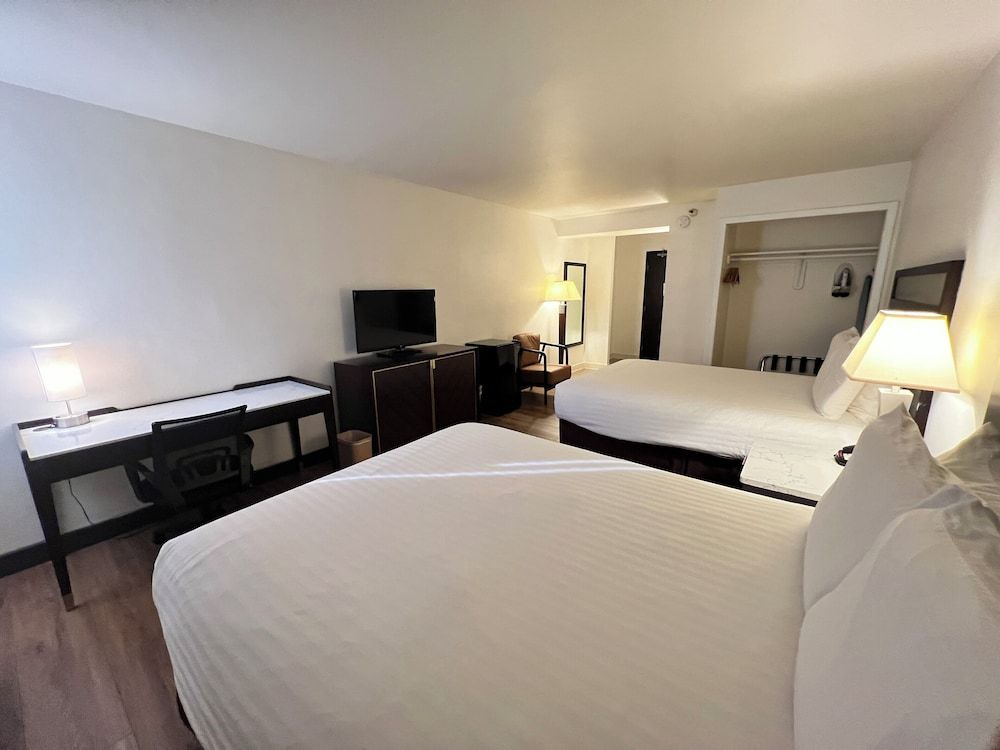 Alhambra Hotel Basic Room 4