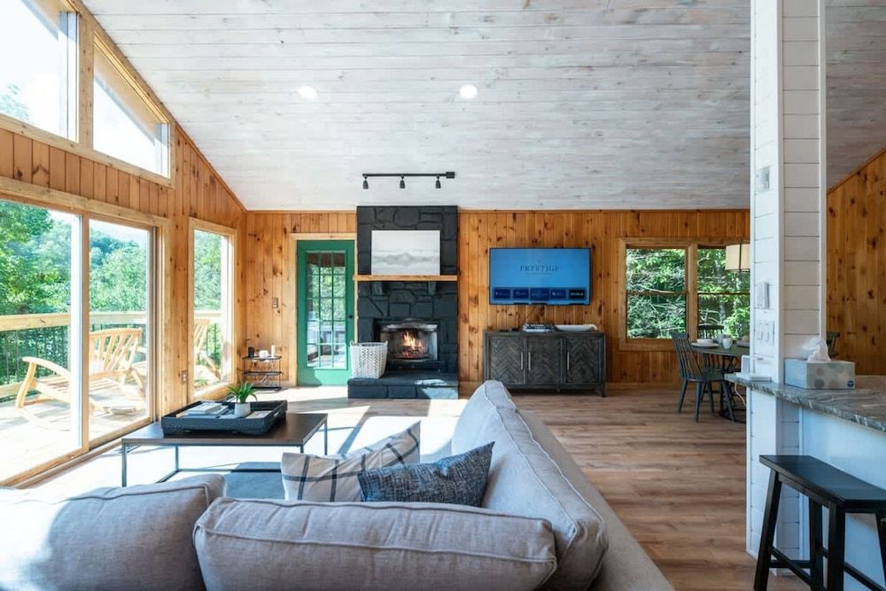 Pet-friendly Hot Tub Soaker Tub Grill Full Kitchen Suite 4