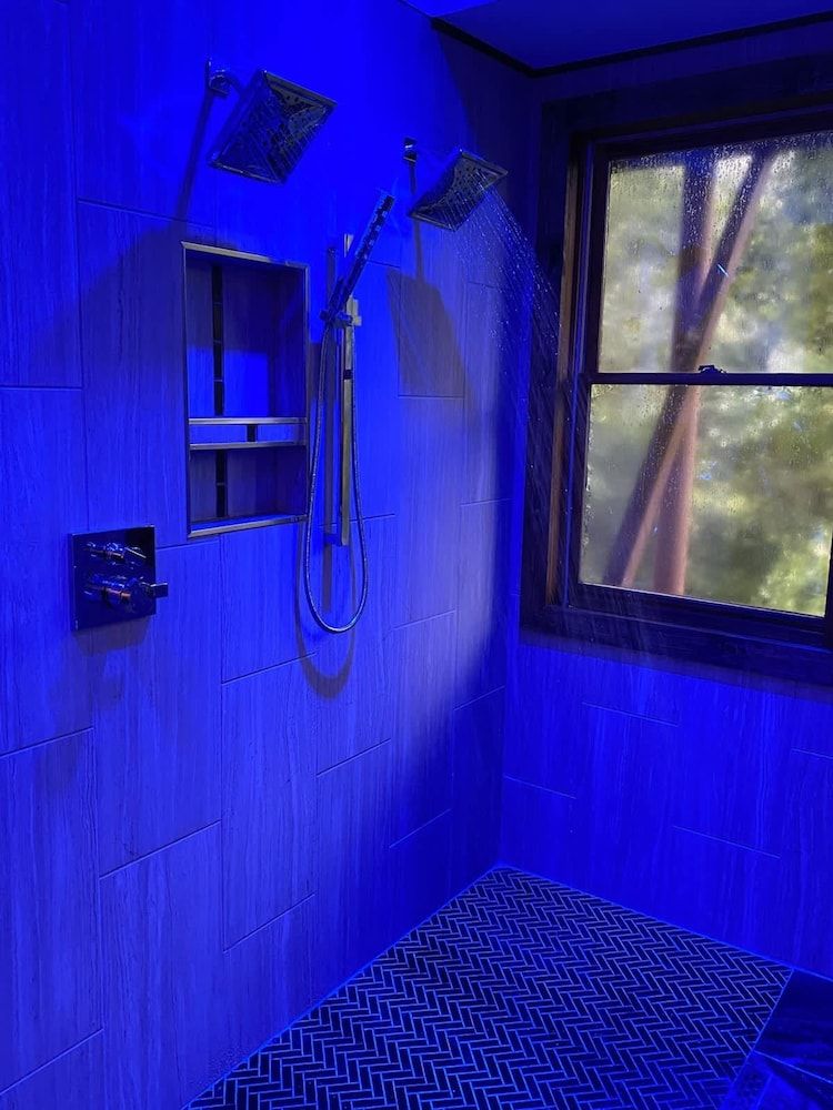 Pet-friendly Hot Tub Soaker Tub Grill Full Kitchen Suite 12