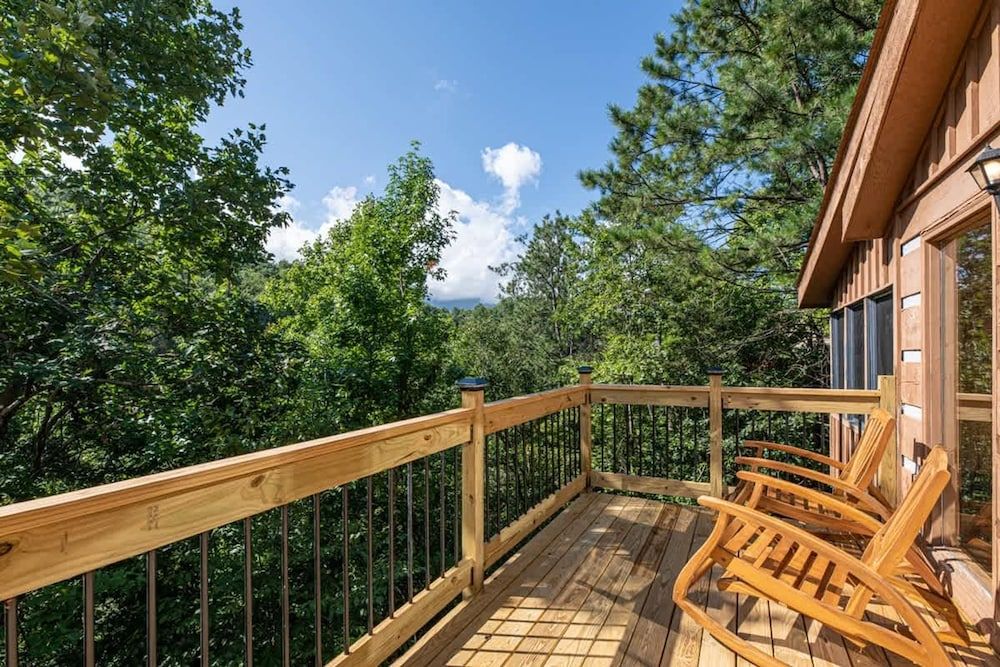 Pet-friendly Hot Tub Soaker Tub Grill Full Kitchen Suite 6