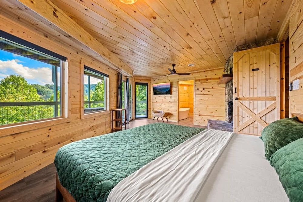 180 Views Sleeps 7 Private Hot Tub Full Kitchen Suite 10