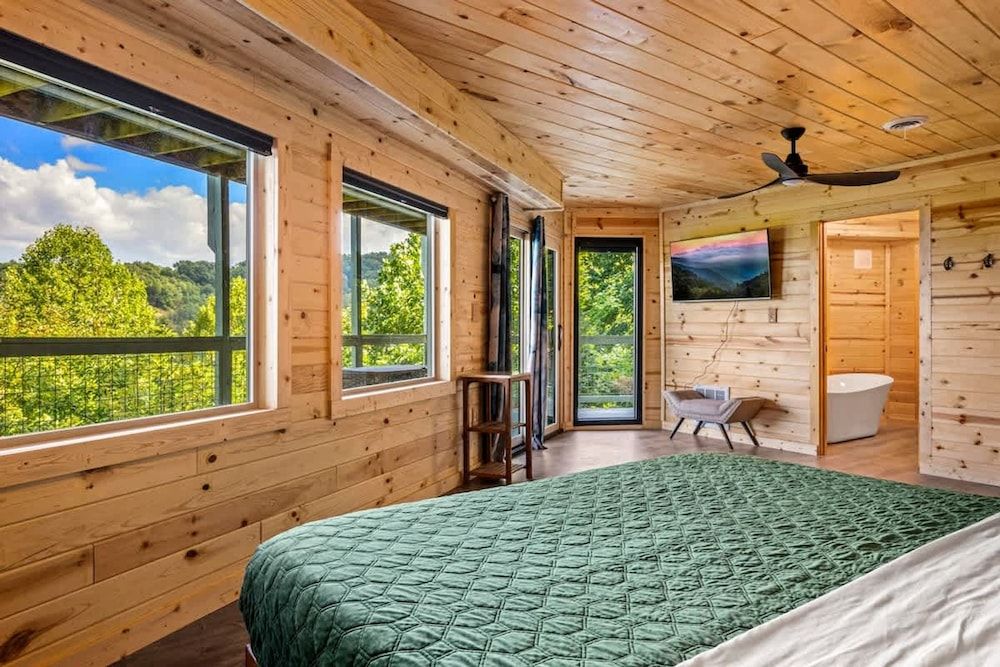 180 Views Sleeps 7 Private Hot Tub Full Kitchen Suite 11