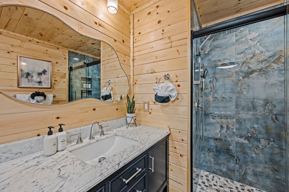 180 Views Sleeps 7 Private Hot Tub Full Kitchen Suite 19