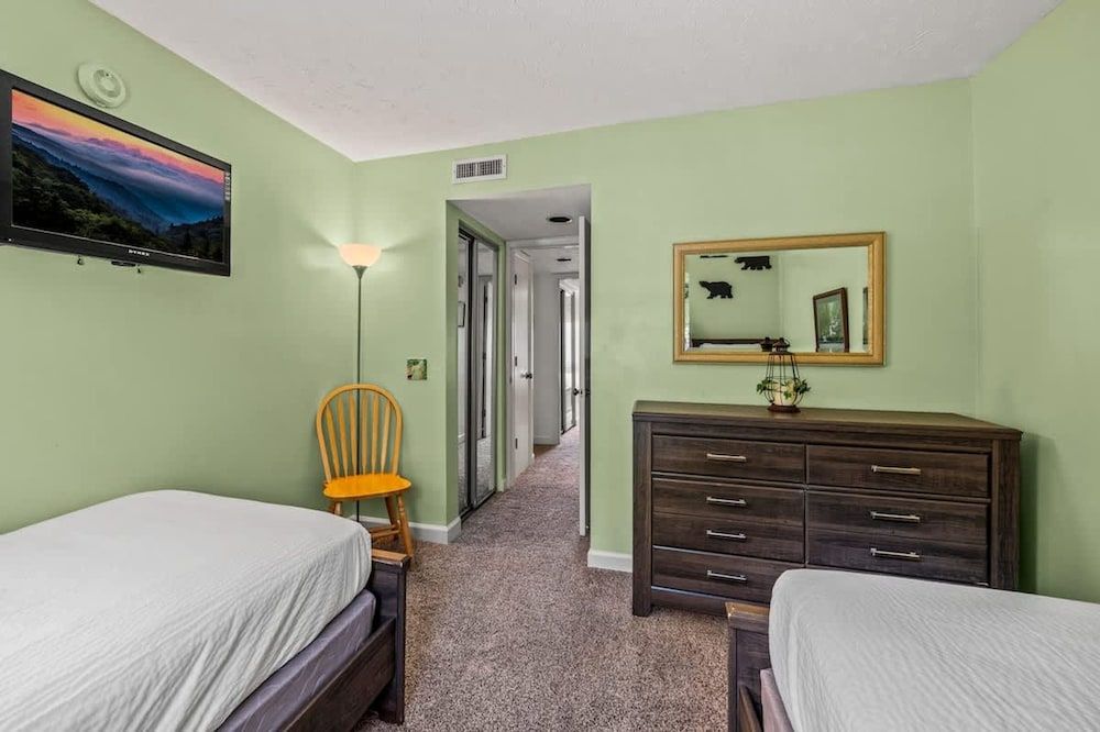 Sleeps 6 Indoor Pool Hot Tub Mountain Views Apartment 25