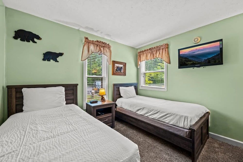 Sleeps 6 Indoor Pool Hot Tub Mountain Views Apartment 21