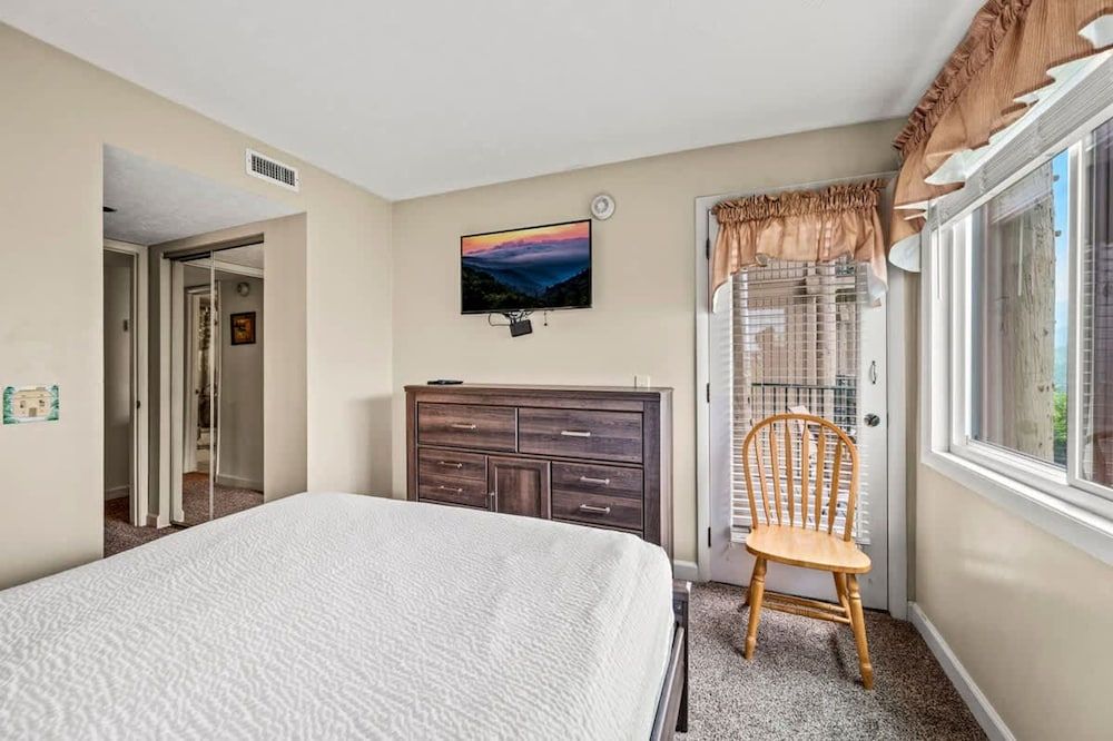 Sleeps 6 Indoor Pool Hot Tub Mountain Views Apartment 15