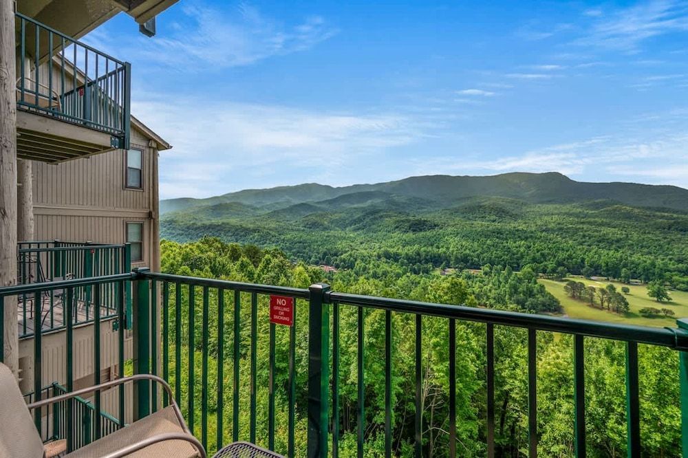 Sleeps 6 Indoor Pool Hot Tub Mountain Views Apartment 27