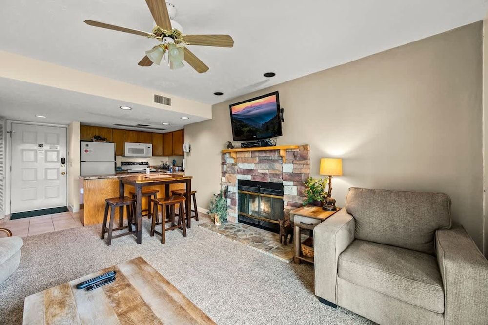 Sleeps 6 Indoor Pool Hot Tub Mountain Views Apartment 12