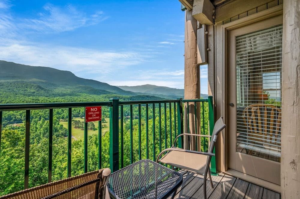 Sleeps 6 Indoor Pool Hot Tub Mountain Views Apartment 29