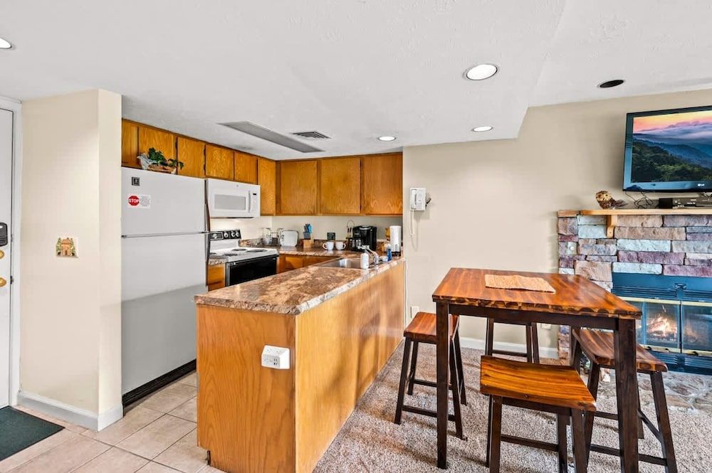 Sleeps 6 Indoor Pool Hot Tub Mountain Views Apartment 4